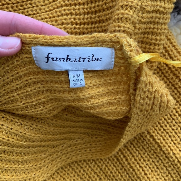 Super cute and comfortable mustard sweater size S/M - Picture 3 of 3